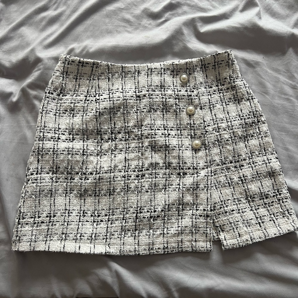Chic Tweed Mini Skirt with Pearl Buttons